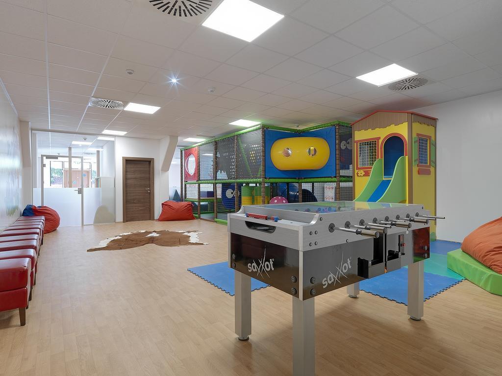 Alpina Zillertal . Family Lifestyle Kinderhotel Fuegen Exterior photo